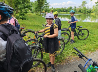 děti závodící na kolech