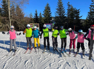 Žáci lyžují na lyžařském kurzu