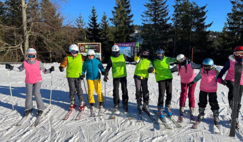 Žáci lyžují na lyžařském kurzu
