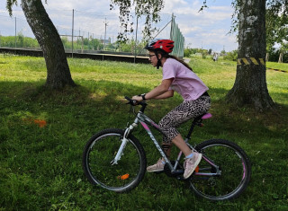 děti závodící na kolech