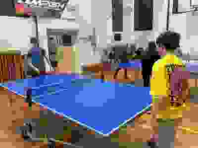 Žáci hrají stolní tenis