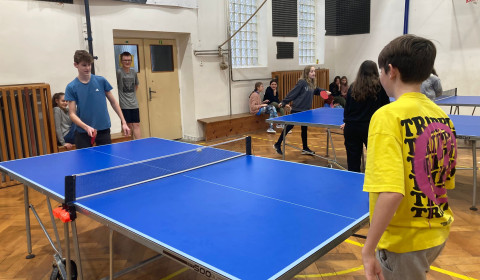 Žáci hrají stolní tenis