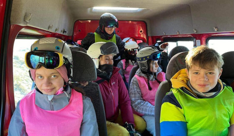 Žáci lyžují na lyžařském kurzu