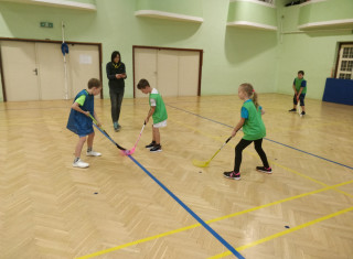 Děti hrají florbal