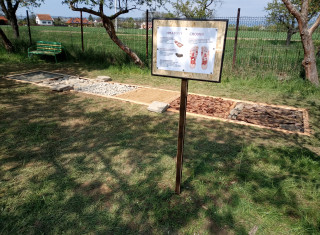 žáci vyrábějí hmatový chodník