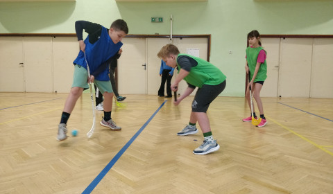 Děti hrají florbal
