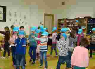 Děti v modrých čepicích