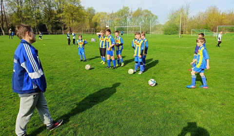 děti hrají fotbal