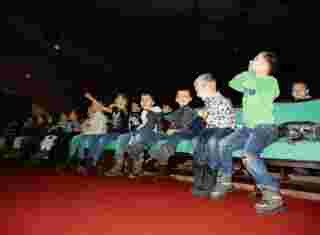 Děti sedící v kině