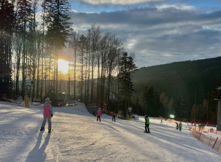 Žáci lyžují na lyžařském kurzu