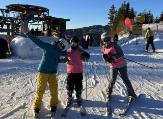 Žáci lyžují na lyžařském kurzu