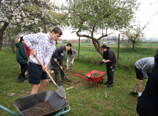 žáci vyrábějí hmatový chodník