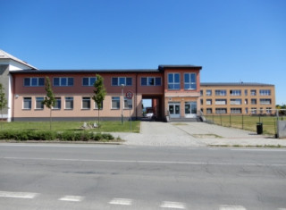 Budova 2. stupně s jídelnou