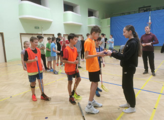 Žáci hrají florbal