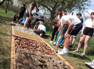 žáci vyrábějí hmatový chodník