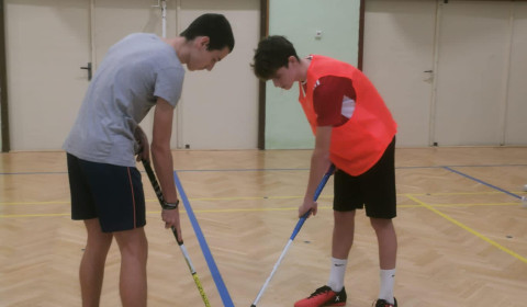 Žáci hrají florbal