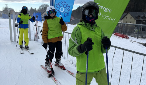 Žáci lyžují na lyžařském kurzu