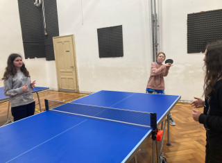 Žáci hrají stolní tenis- kopie