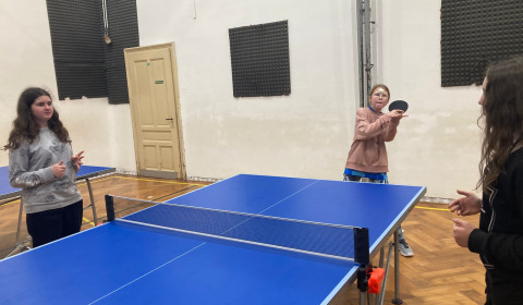 Žáci hrají stolní tenis- kopie