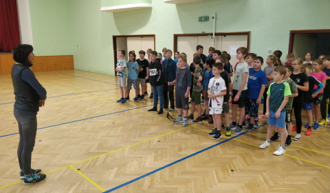 Děti hrají florbal