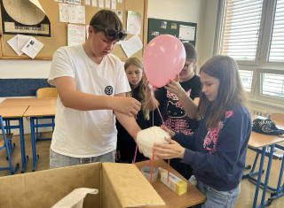 žáci pracující na projektu