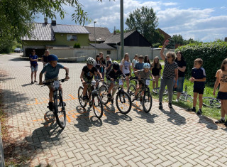 děti závodící na kolech