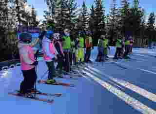Žáci lyžují na lyžařském kurzu