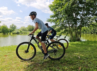 děti závodící na kolech