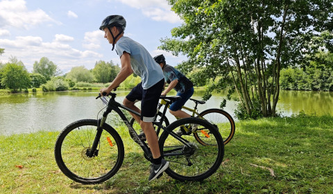 děti závodící na kolech