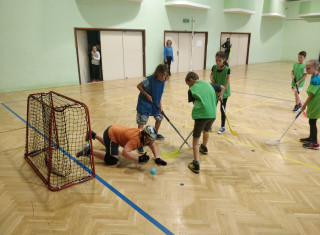 Děti hrají florbal