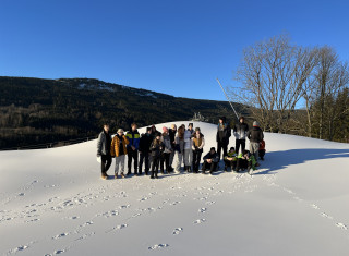 Žáci lyžují na lyžařském kurzu