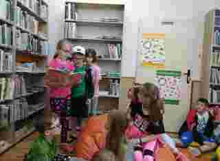 děti v knihovně