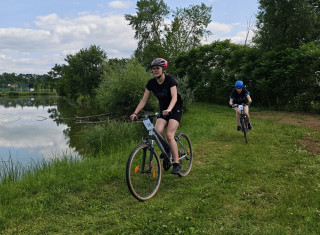 děti závodící na kolech