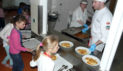 Kuchař vydává obědy