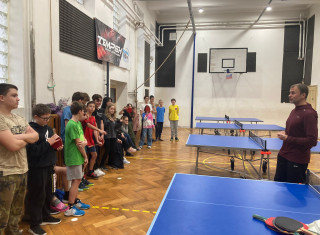 Žáci hrají stolní tenis