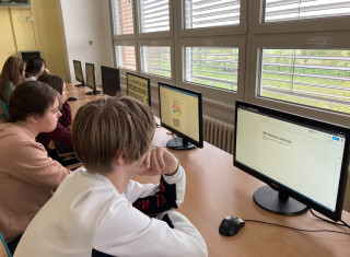 žáci vyrábějí hmatový chodník