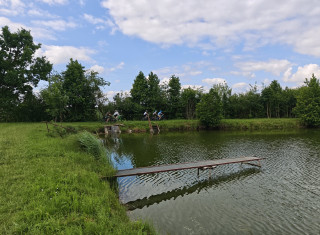 děti závodící na kolech