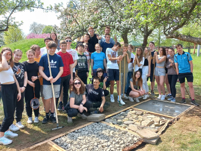 žáci vyrábějí hmatový chodník