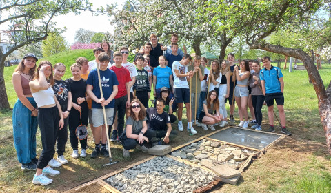 žáci vyrábějí hmatový chodník