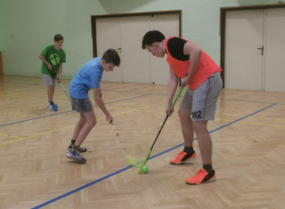 Žáci hrají florbal