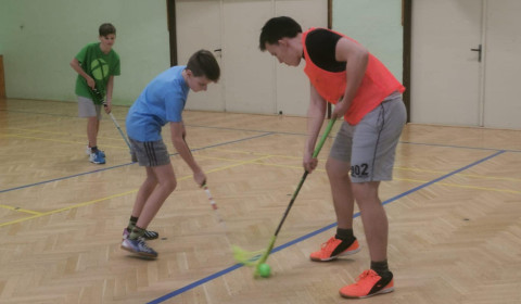 Žáci hrají florbal