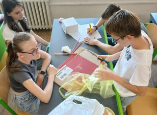 žáci pracující na projektu