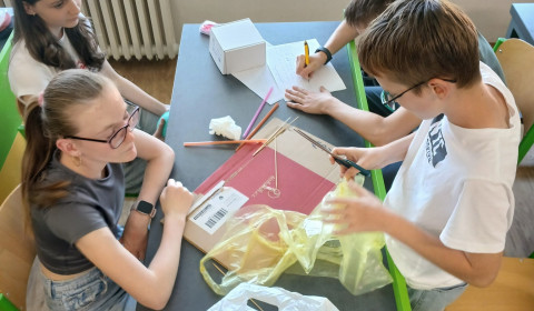 žáci pracující na projektu