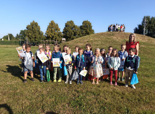 Děti z 1. třídy na školní zahradě1333937615407859_6295283572646751196_n