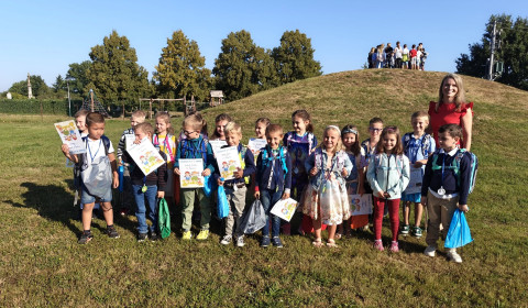 Děti z 1. třídy na školní zahradě1333937615407859_6295283572646751196_n