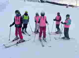 Žáci lyžují na lyžařském kurzu