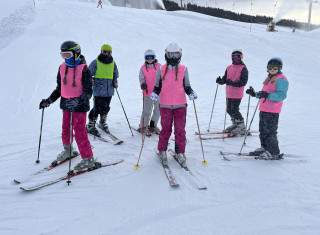 Žáci lyžují na lyžařském kurzu