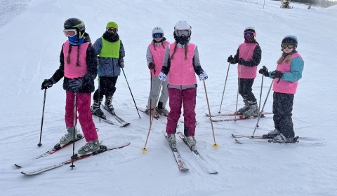 Žáci lyžují na lyžařském kurzu