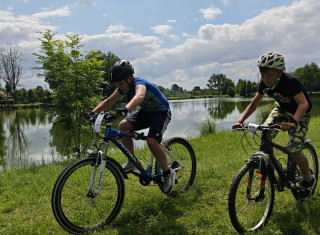 děti závodící na kolech