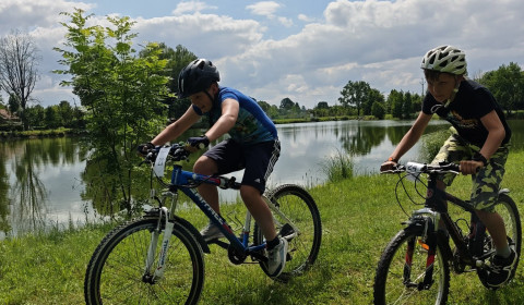 děti závodící na kolech